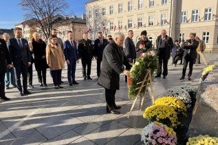 Jarosław Kaczyński (PiS) składa kwiaty pod pomnikiem papieża w Wadowicach