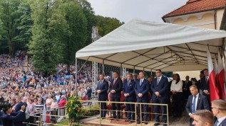 Prezydent Andrzej Duda na pielgrzymce rodzin w Kalwarii. Sanktuarium: &quot;Ponad 100 tysięcy wiernych&quot;