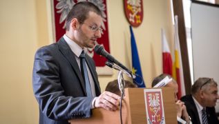 Projekt uchwały przedstawił radnym szef klubu PiS Bartosz Kaliński