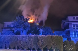 Rodzina z Kalwarii liczy straty po pożarze poddasza. Ogień zagrażał też sąsiadom