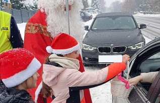 Mikołaj i dzieci przy samochodzie