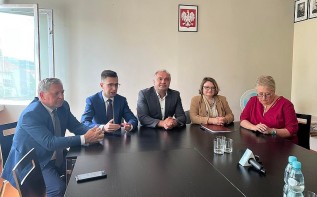 W poniedziałek na konferecji prasowej starotsa Eugeniusz Kurdas, poseł Filip Kaczyński i dyrektor Barbara Bulanowska poinformowali o rozpoczęciu nowej inwestycji