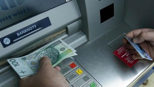 Rzadziej wypłacamy z bankomatów, coraz częściej korzystamy z...