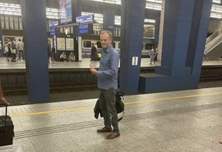 Samotny Donald Tusk na dworcu kolejowym. Radny z Wadowic zachwycony: &quot;I teraz wyobraźcie sobie...&quot;