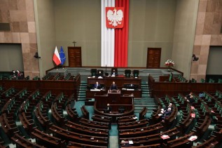 Sejm przyjął ustawę o dodatku węglowym. Dla właścicieli pieców po 3000 zł