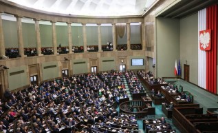 Sejm uchwalił, że 14. emerytura wypłacana będzie już na stałe