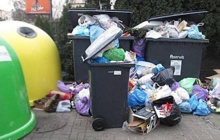 Śmieci w Andrychowie jednak droższe! Radni zgodzili się na stawkę 15 zł od osoby