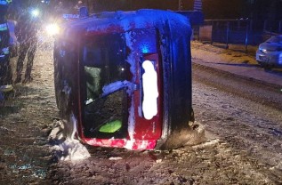 Kolizja drogowa w Przytkowicach, Wywrócone auto na śniegu
