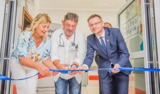 Dyrektor szpitala Beata Szafraniec ordynator Jerzy Gryboś i starosta Bartosz Kaliński dokonali we wtorek otwarcia odnowionej pediatrii