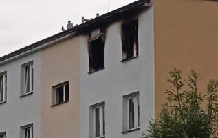 Spalone okna w bloku na osiedlu w Wadowicach