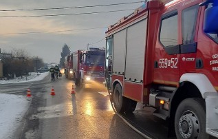 Strażacy gasili pożar w domu w Spytkowicach. Mieszkańcy w porę się ewakuwaowali