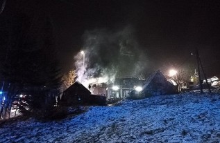 Strażacy gasili w nocy pożar na Czarnym Groniu. Spłonął sprzęt narciarski