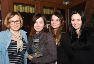 Sylwia Roman (druga z lewej) odebrała nagrodę plebiscytu Człowiek Roku 2015. Sylwii towarzyszyły wolontariuszki z fundacji Ania i Paulina