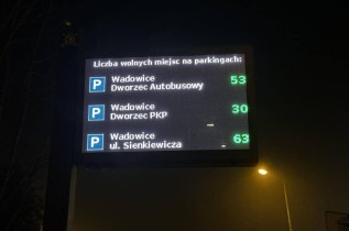 Tablica informująca o ilości miejsc parkingowych w Wadowicach