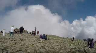 W długi weekend szlaki w Tatrach oblężone, na Babiej Górze też tłumy turystów