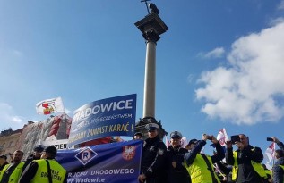 Policjanc z Wadowic w czasie protestu w Warszawie