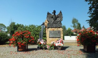 Pomnik Solidarności w Wadowicach. Kwiaty złożyli związkowcy, Urząd Miejski nie wywiesił nawet flag