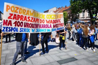 Uczniowie z papieskich szkół w Polsce zorganizowali akcję zapraszania papieża Franciszka do Wadowic
