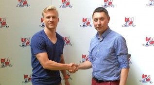 Mariusz Magiera (z lewej) po podpisaniu kontraktu z Podbeskidziem