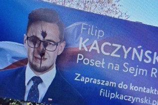 Zamach na wizerunek posła Kaczyńskiego. Ostrzelany kulkami paintballowymi