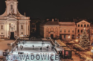 Rynek w Wadowicach w środku zimy